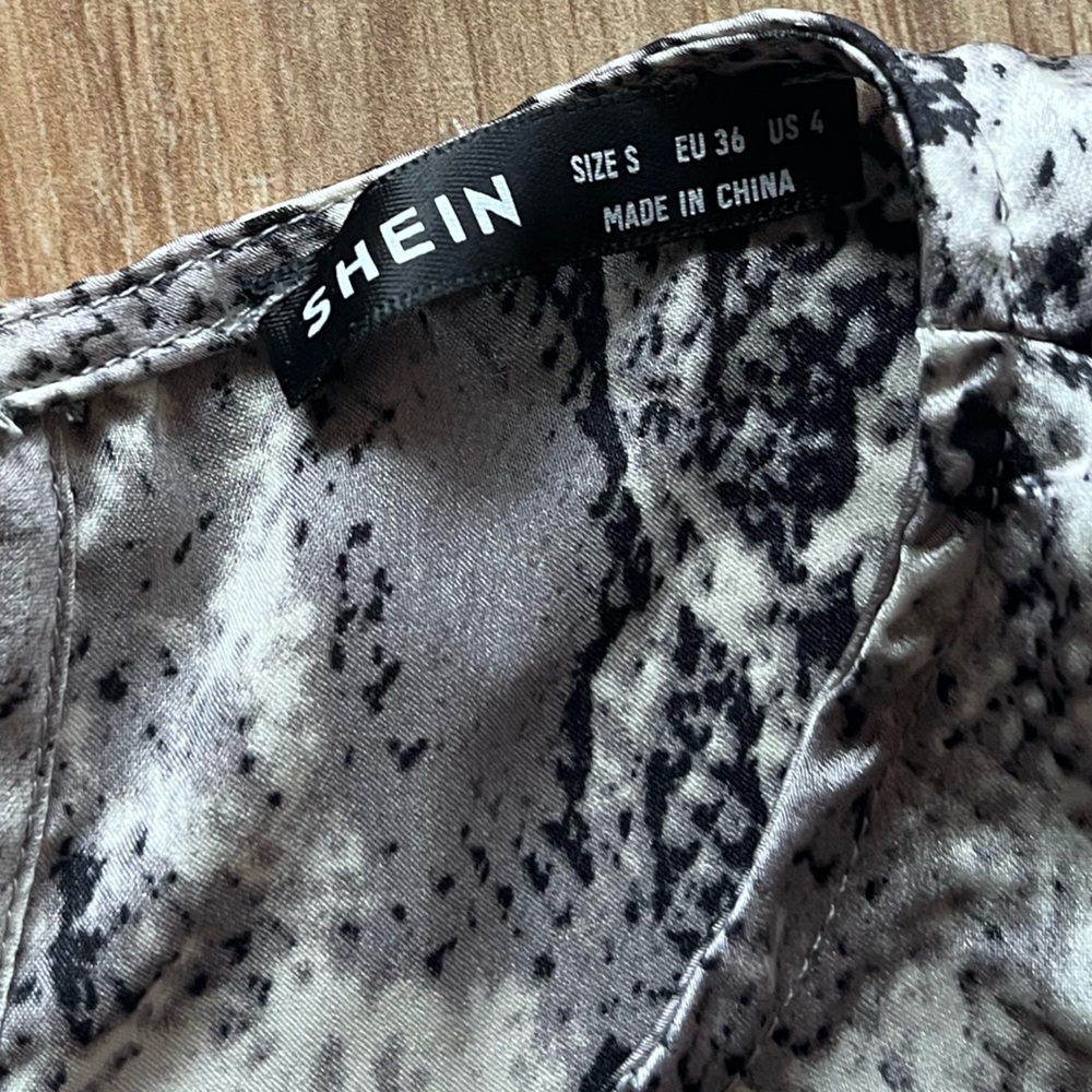 🩷 10 FOR $15 SALE 🩷 Black and grey snakeskin sleeveless blouse with shoulder pad - Picture 2 of 6